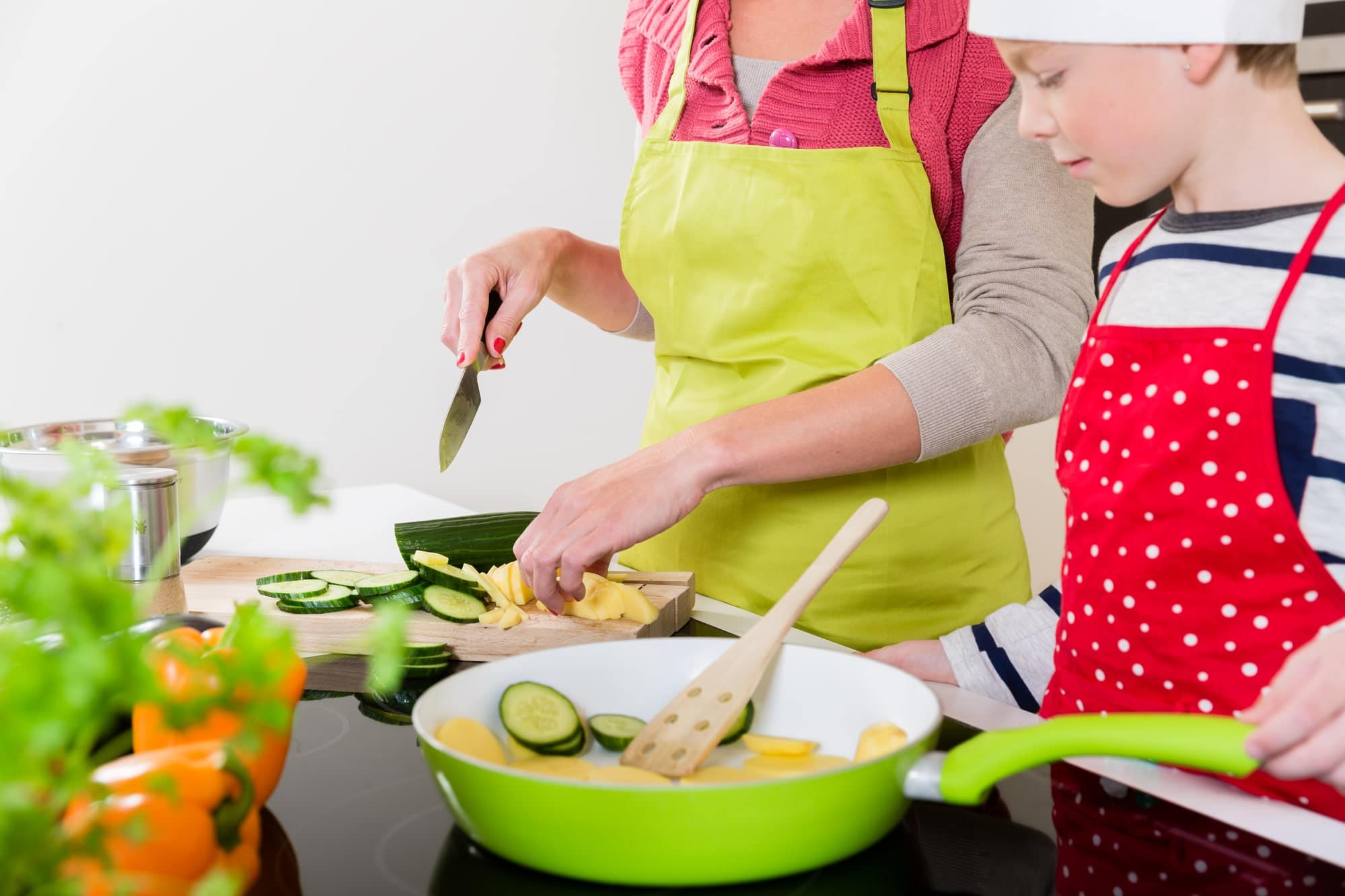 Is your mother cooking. Kitchen son. Один дома готовим без мамы и бабушки.