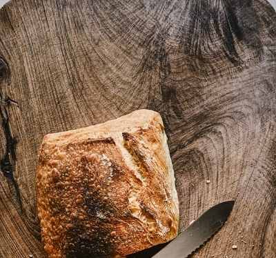 Bread and a bread knife on a cutting board
